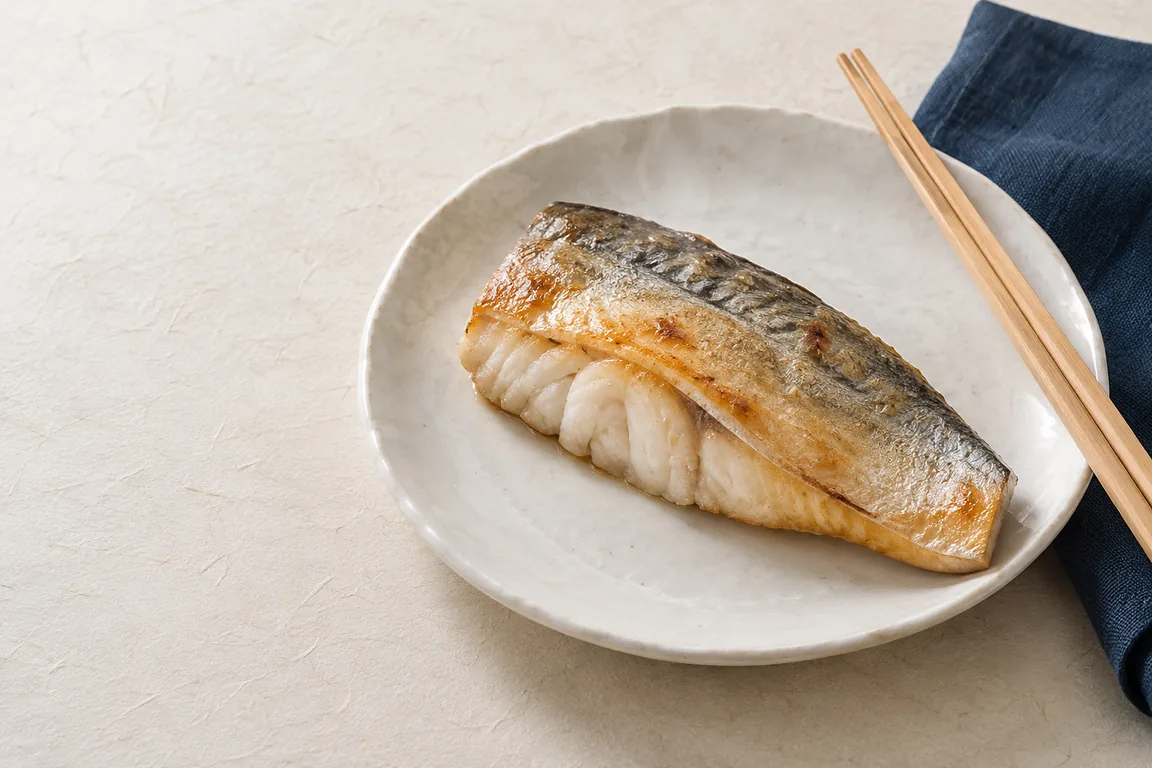 백자 접시의 삼치구이